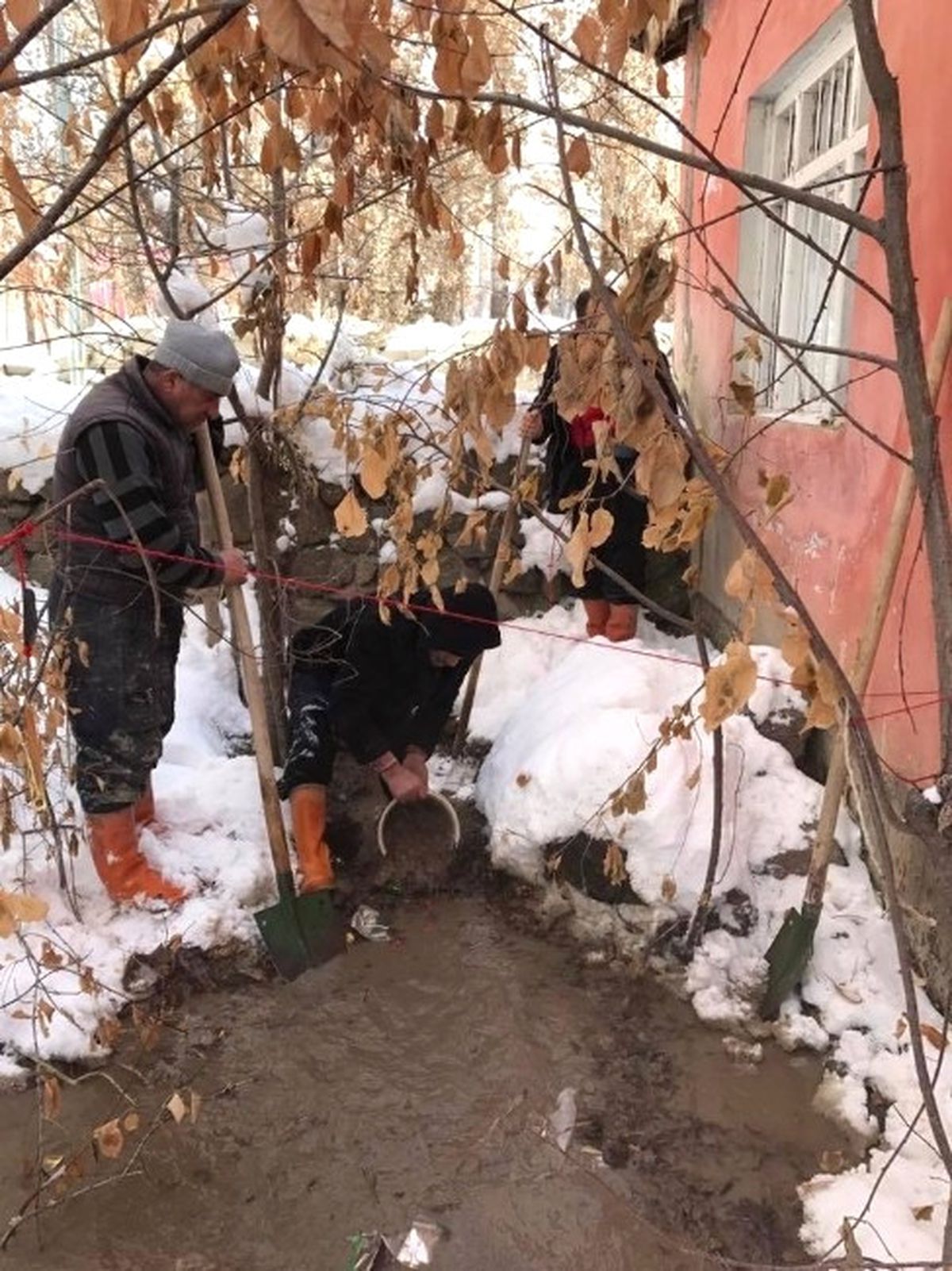 Muş\'ta Kanalizasyon İşçileri Kar Kış Demeden Çalışıyor