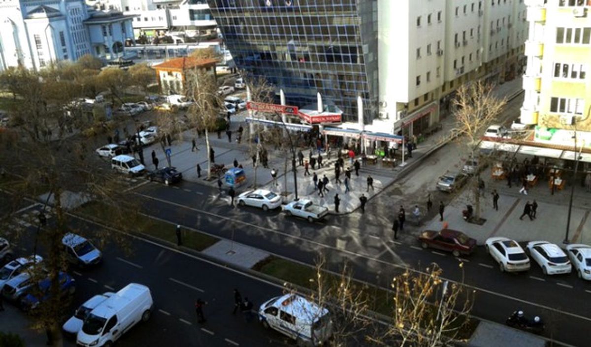 Emniyet Önünde Çatışma