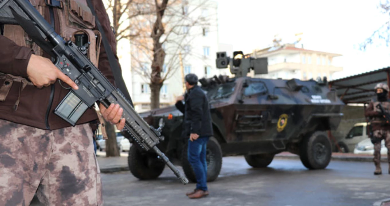 Gaziantep Emniyet\'i Önünde Çatışma! 1 Terörist Öldürüldü, Kaçan Terörist Yakalandı