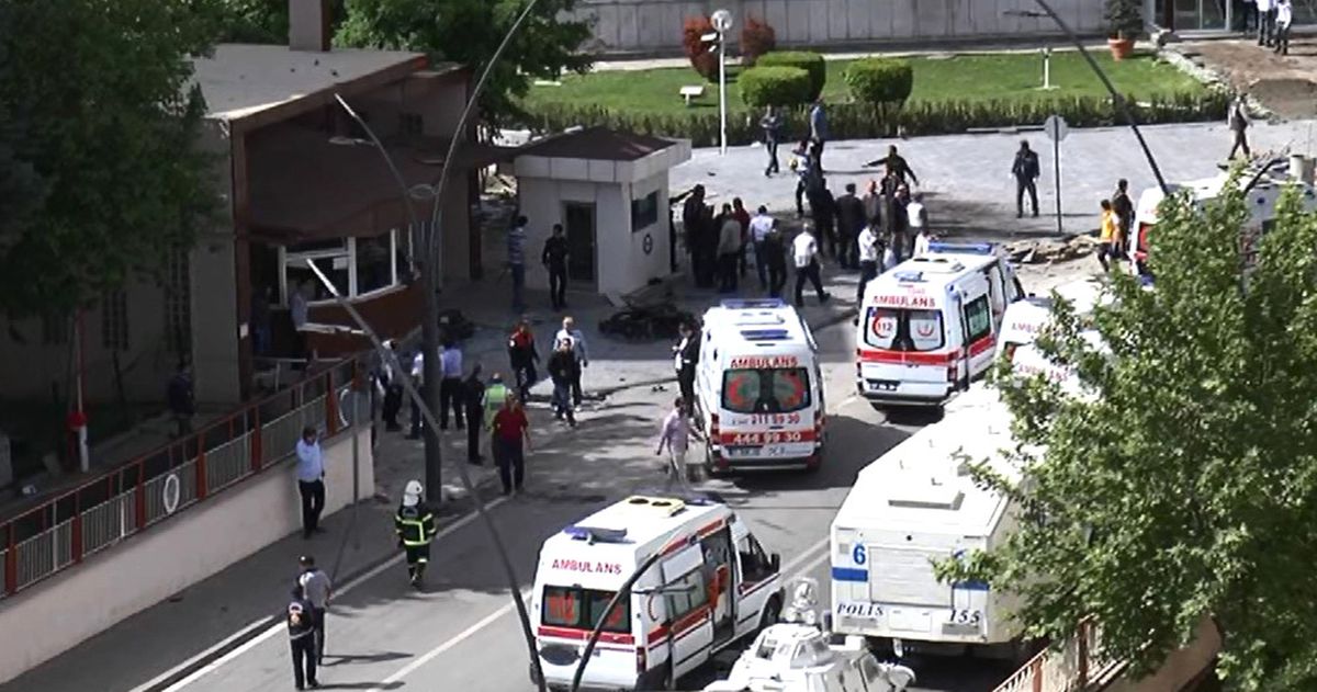 Gaziantep\'te Emniyet Müdürlüğü Önünde Çatışma: 1 Terörist Etkisiz Hale Getirildi