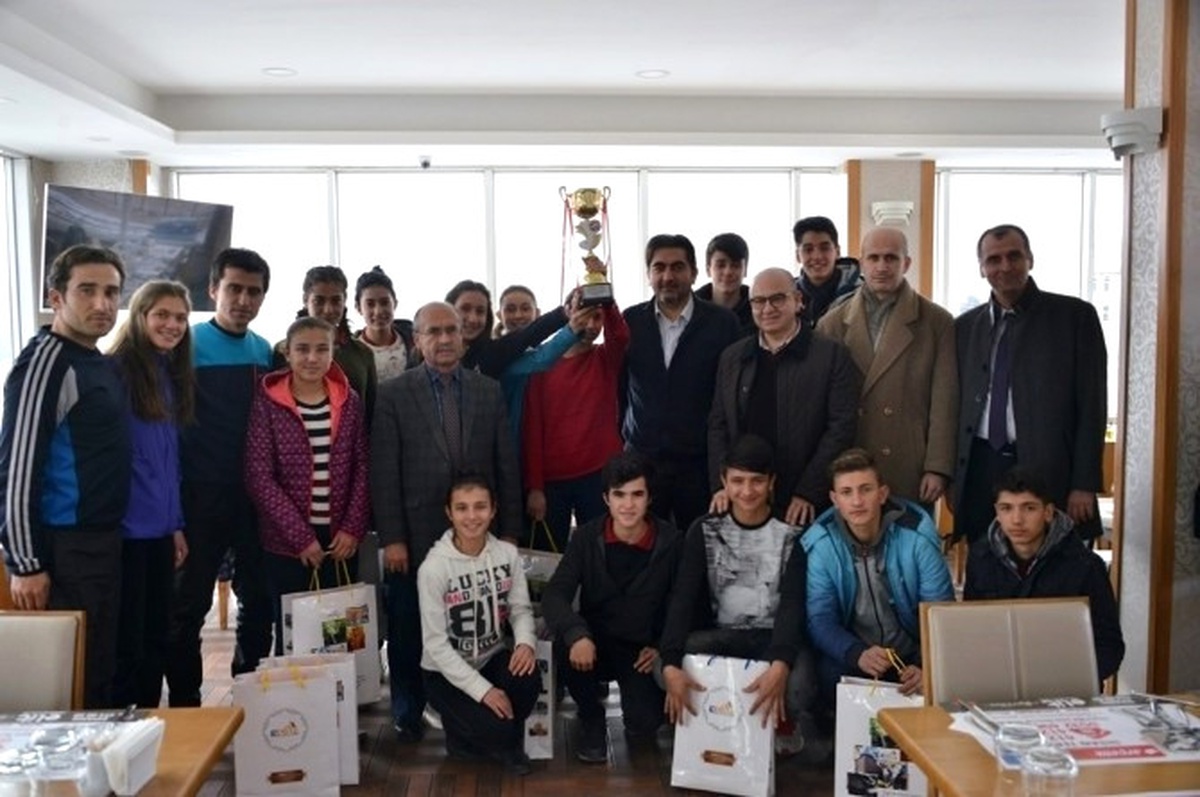 Gediz\'de Başarılı Sporcular Spor Ayakkabısı ile Ödüllendirildi
