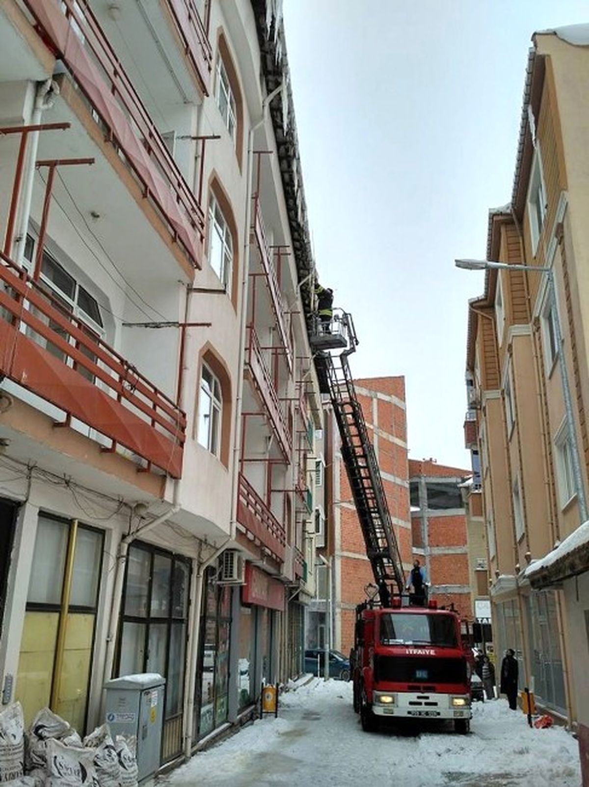 Hayrabolu\'da Çatılardaki Buz Sarkıtları Temizlendi