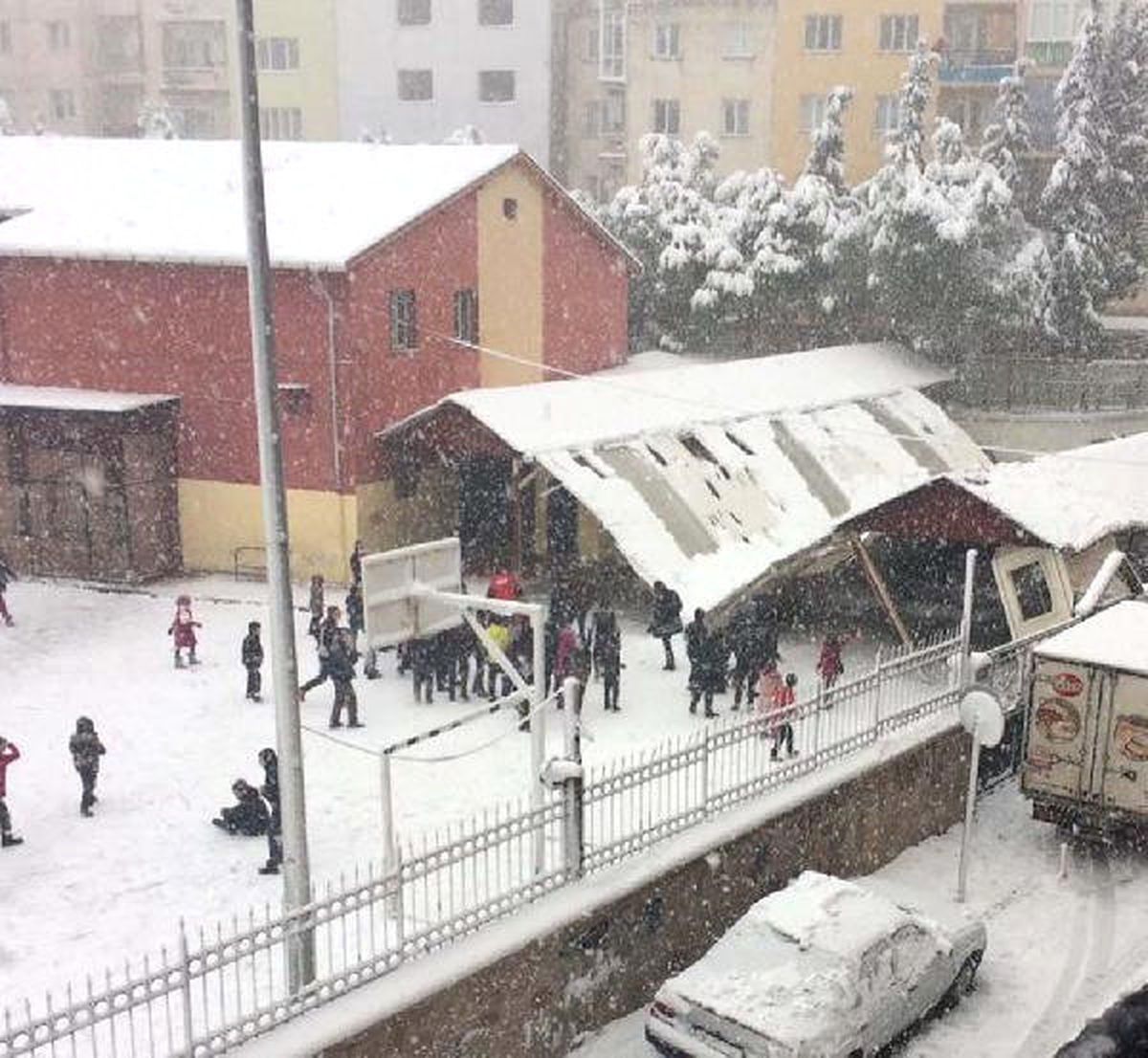 İlkokuldaki Kantinin Çatısı Çöktü