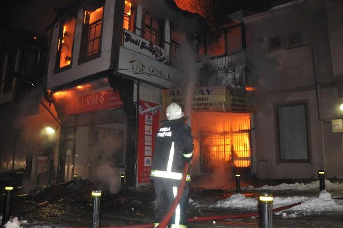 İnegöl\'de 185 Yıllık Tarihi Bina Yandı