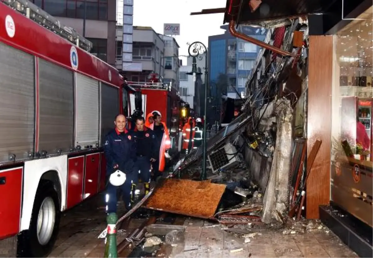 İşhanının 20 Metrelik Beton Gölgeliği Çöktü