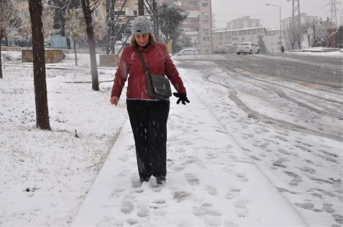 İzmir\'de Çocuklar Karda Kaydı