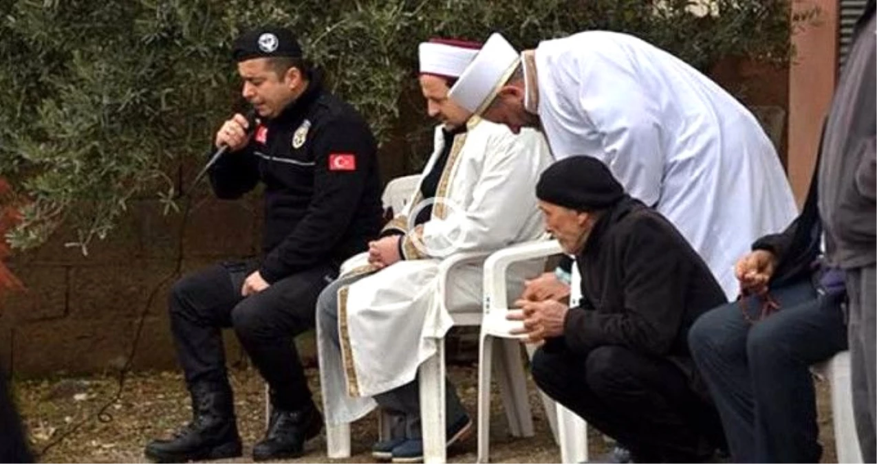 Şehit Cenazesinde Görevli Polis Kur\'an-ı Kerim Okuyup Dua Etti