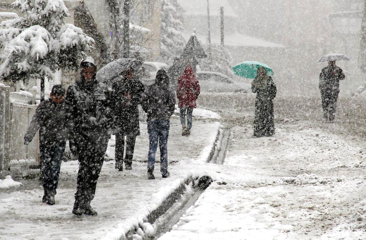Kaldırımlar Kar Altında,yürümek Çileye Dönüştü (1)