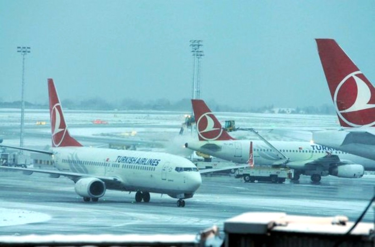 Kar Nedeniyle Atatürk Havalimanı\'na İnmesi Gereken 25 THY Uçağı Başka Meydanlara Yönlendirildi