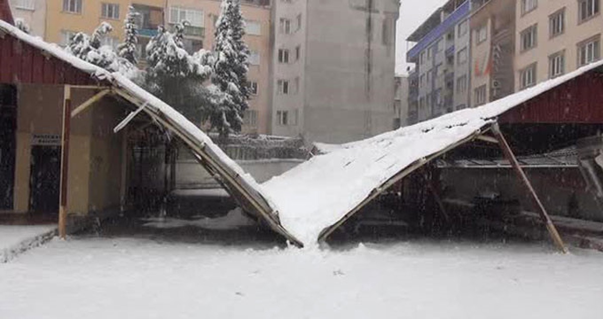 Kar Yağışı Nedeniyle İlkokuldaki Kantinin Çatısı Çöktü!