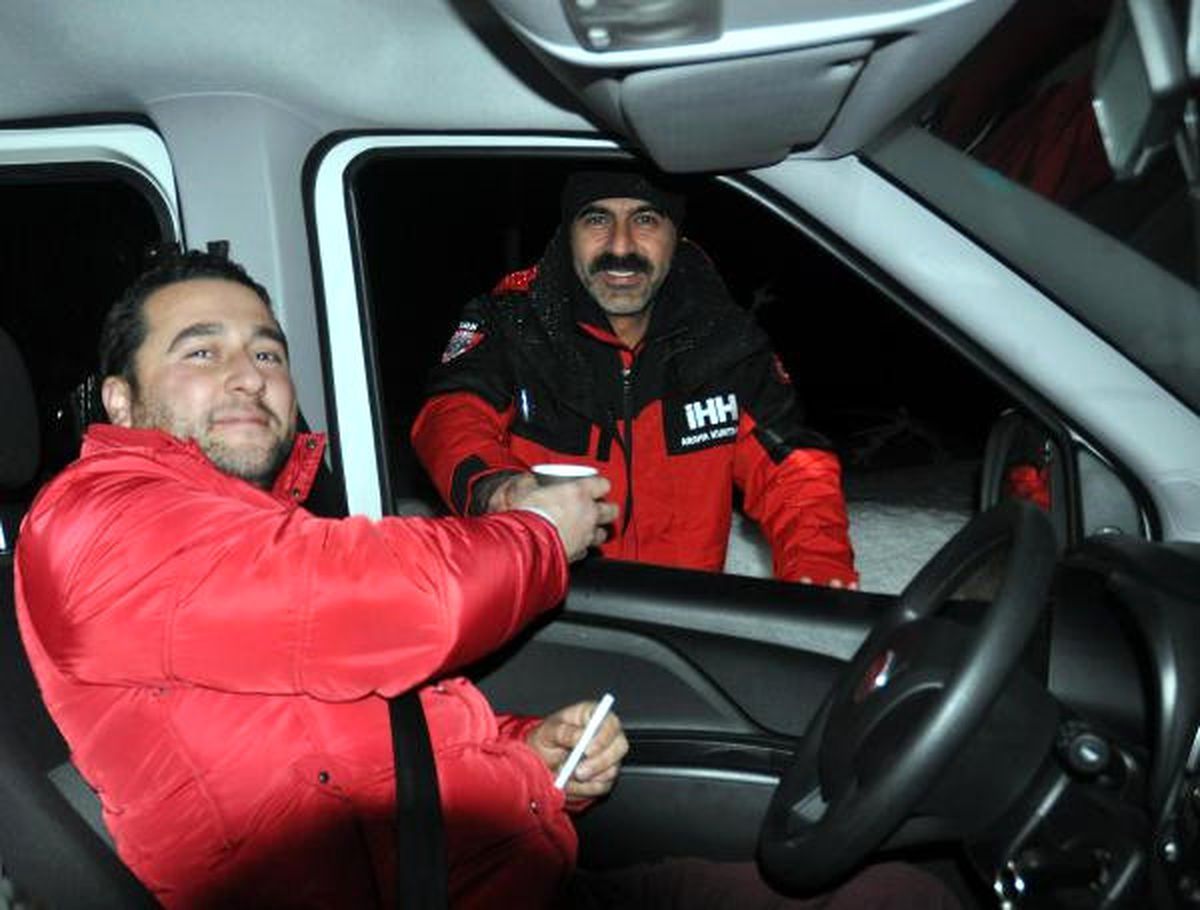 İHH\'dan Karda Mahsur Kalan Vatandaşlara Sıcak Çorba İkramı