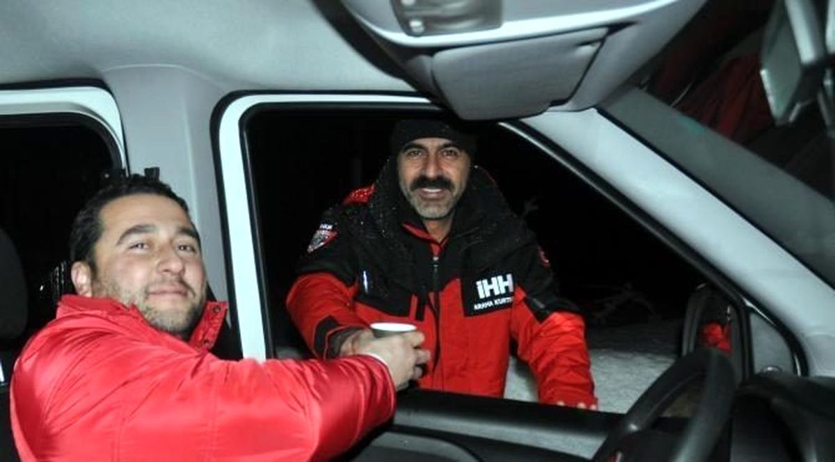 Karda Mahsur Kalanlara Sıcak Çorba İkramı