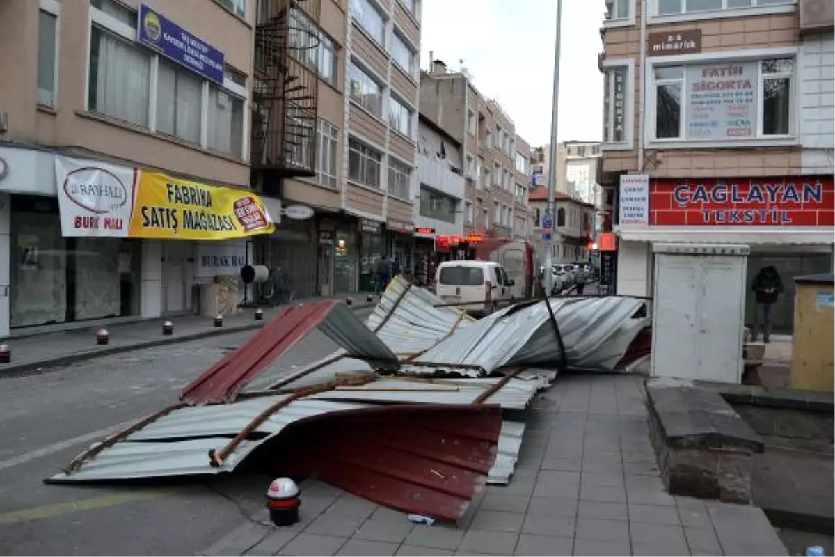 Kayseri\'de Şiddetli Rüzgar Çatıları Uçurdu