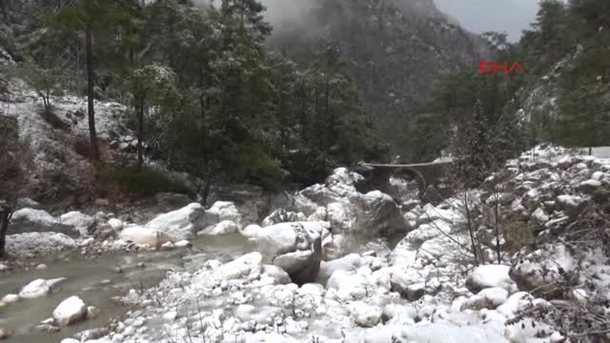 Kemer\'de Yağmur ve Kar Bir Arada