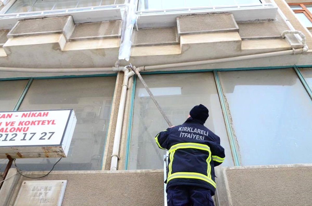 Kırklareli\'nde Buz Sarkıtları Temizleniyor