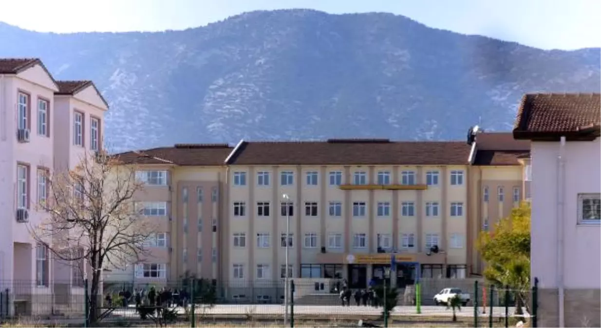 Lisede Bayrak Töreninde, Öğrenciler Öğretmene Saldırdı