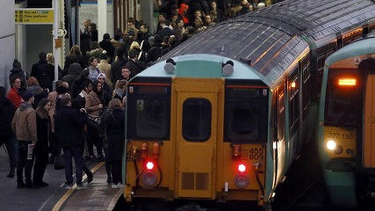 Londra\'da Metro Kapandı, Yüzbinlerce Kişi Sokağa Döküldü