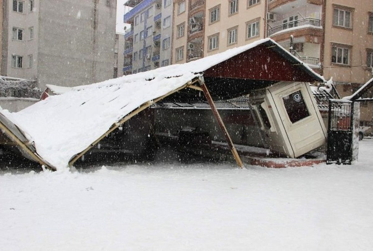Manisa\'da Okulun Garaj Çatısı Çöktü