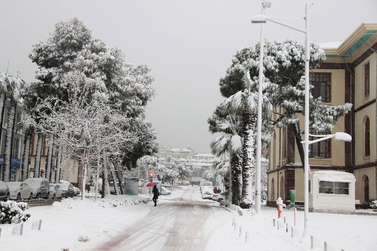 Manisa\'da Yeniden Başlayan Kar Hayatı Olumsuz Etkiledi