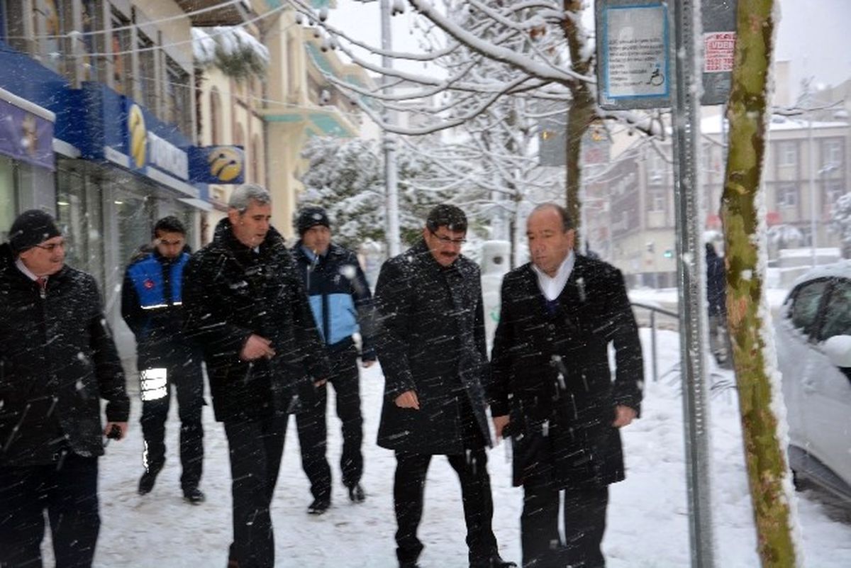 Manisa Şehzadeler\'de Karla Mücadele Sürüyor