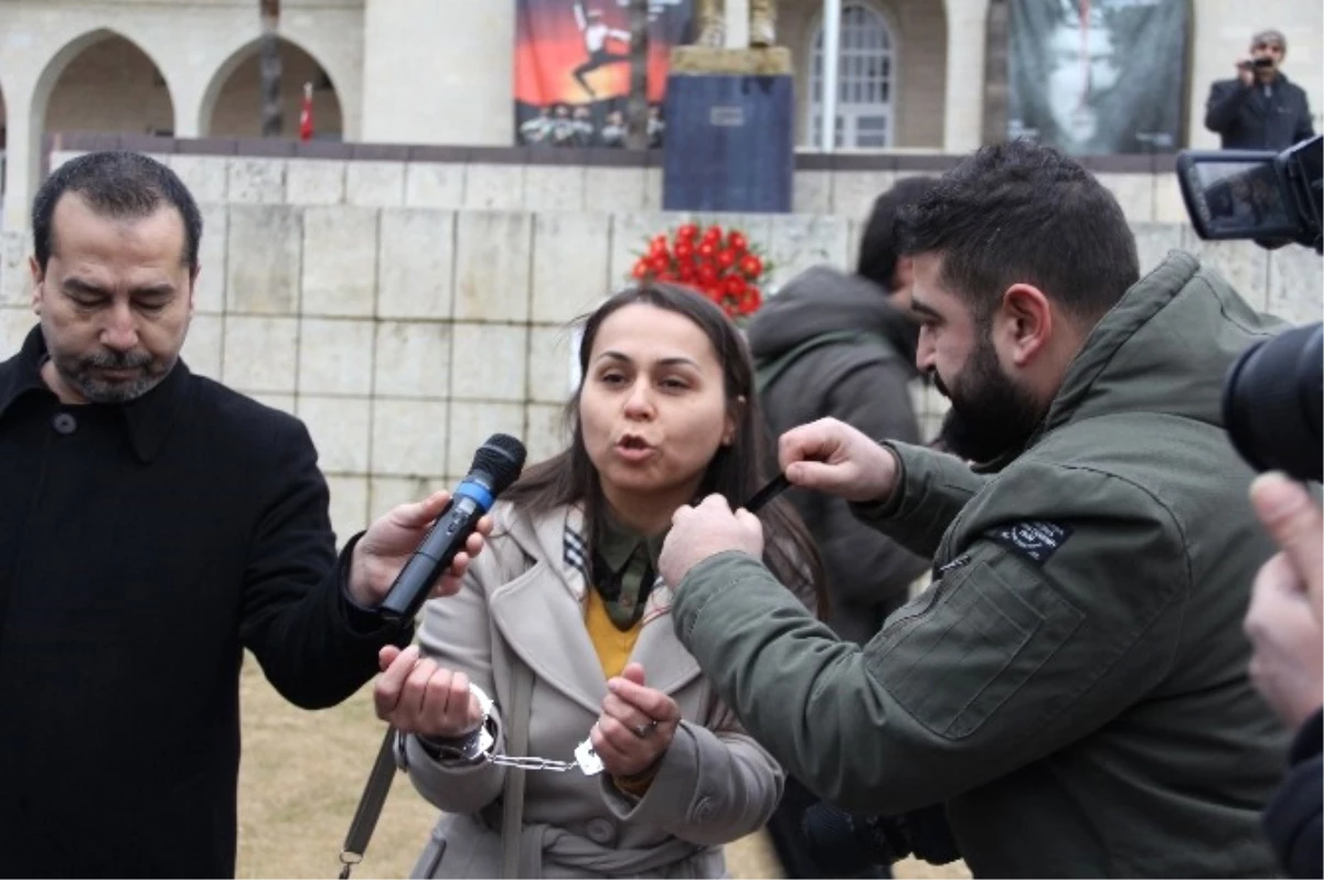 Mersin\'de Gazeteciler Günü\'nde Kelepçeli, Ekmekli Protesto