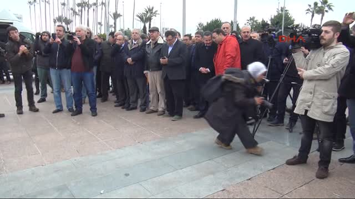 Mersin Gazeteciler Gününü Ellerine Kelepçe Takıp Ekmeklerini Paylaşarak Kutladılar