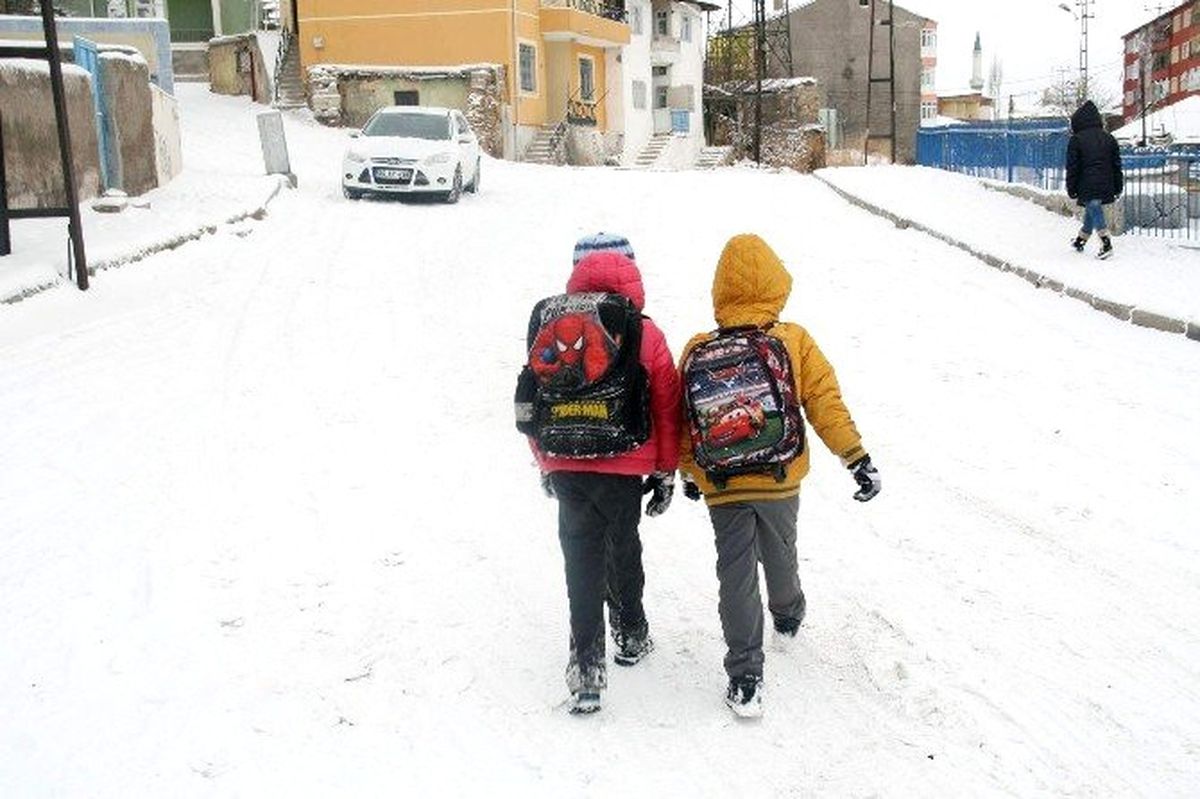 Muğla\' da 6 Yıl Sonra Yağan Kar Okulları Tatil Ettirdi