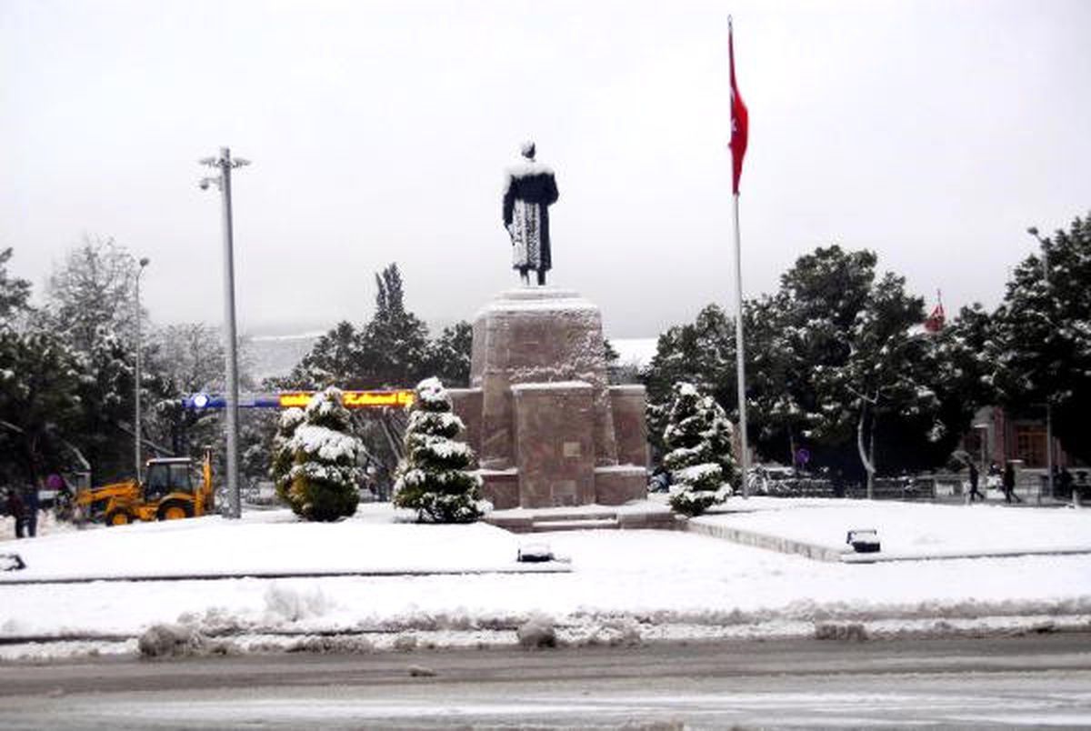 Muğla\'ya 6 Yıl Sonra Kar Yağdı Bazı İlçelerde Okullar Tatil Edildi