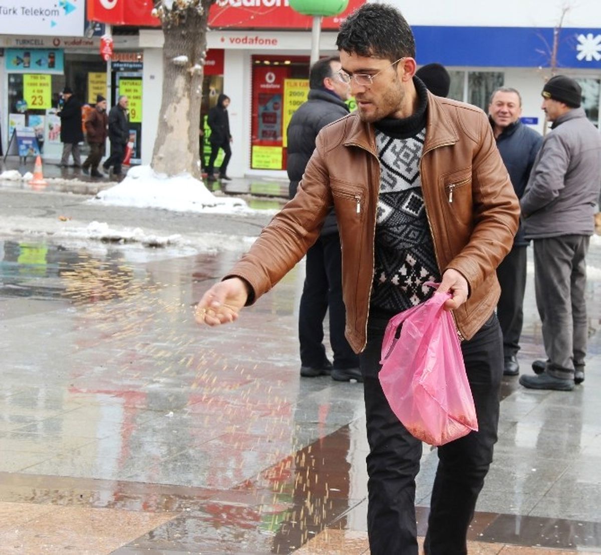 Kredi Borcunu Ödedi, Sonra da Kalan Son Parasıyla Güvercinleri Besledi