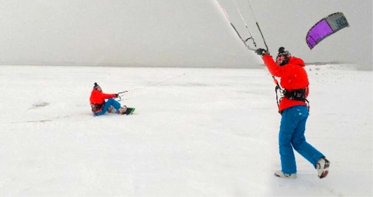 Sporcular, Donan Büyükçekmece Gölü\'nde Snowkite Yaptı