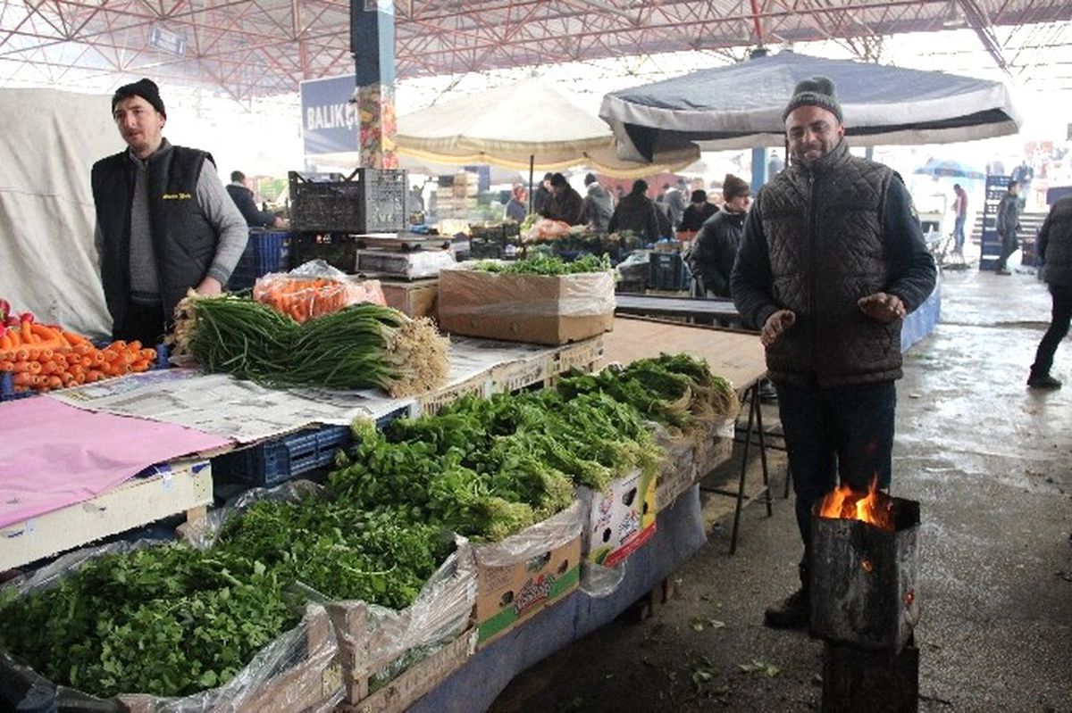 Pazarcılar Tenekede Ateş Yakarak Isınıyor