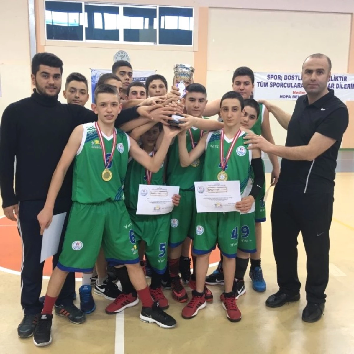 Rize Merkez Atatürk İlköğretim Okulu Basketbol Anadolu Ligi\'nde İki Başarı Birden Elde Etti