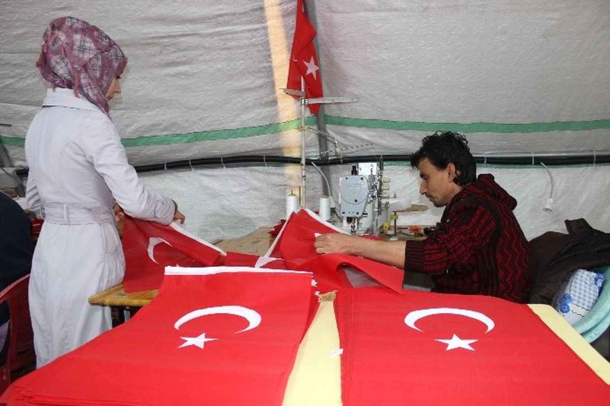Suriyeliler Hem Para Kazandı, Hem 50 Bin Türk Bayrağı Dikti