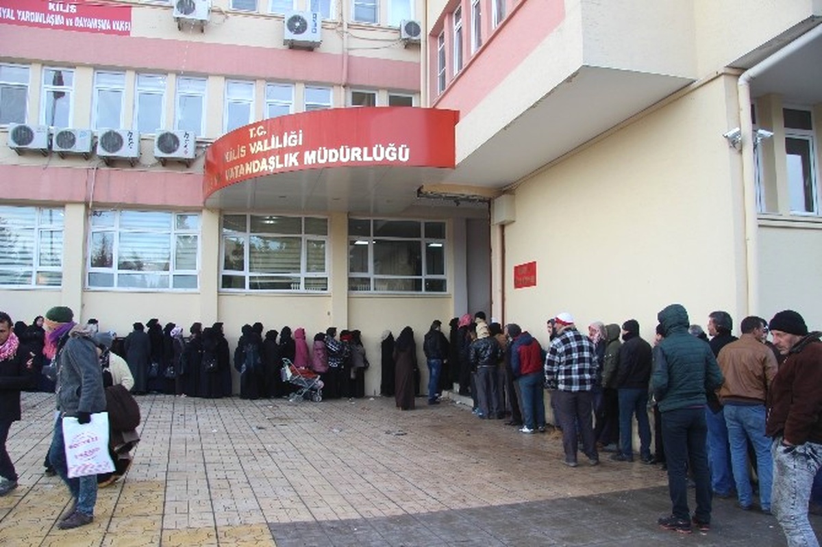 İkametgah Almak İsteyen Suriyeliler, Uzun Kuyruklar Oluşturcu