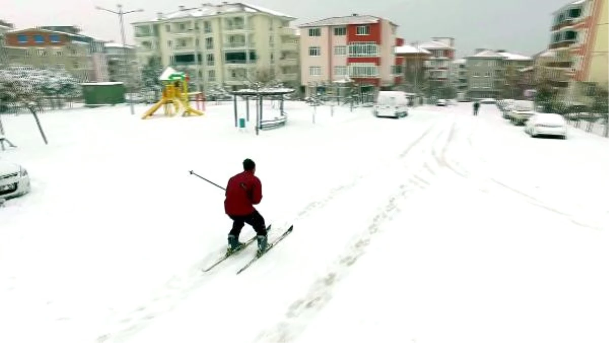 Tekirdağ\'ın Karla Kaplı Sokaklarında Kayak Keyfi