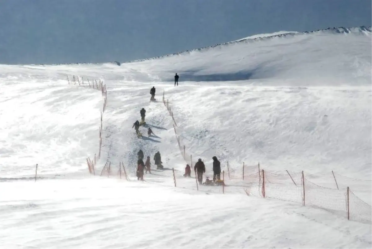 Tipinin Oluşturduğu "Kar Şelalesi" Görenleri Büyüledi