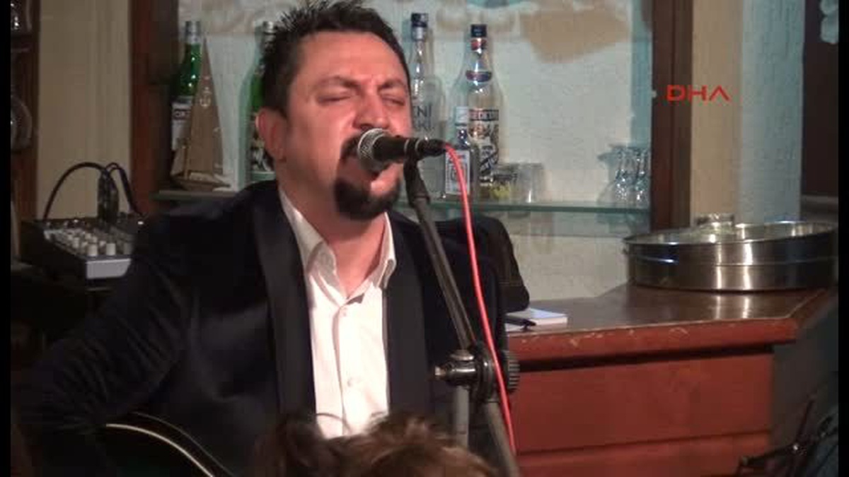 Tolga Kazaz Kosova\'da \'Yılın Sanatçısı Ödülü\' Aldı