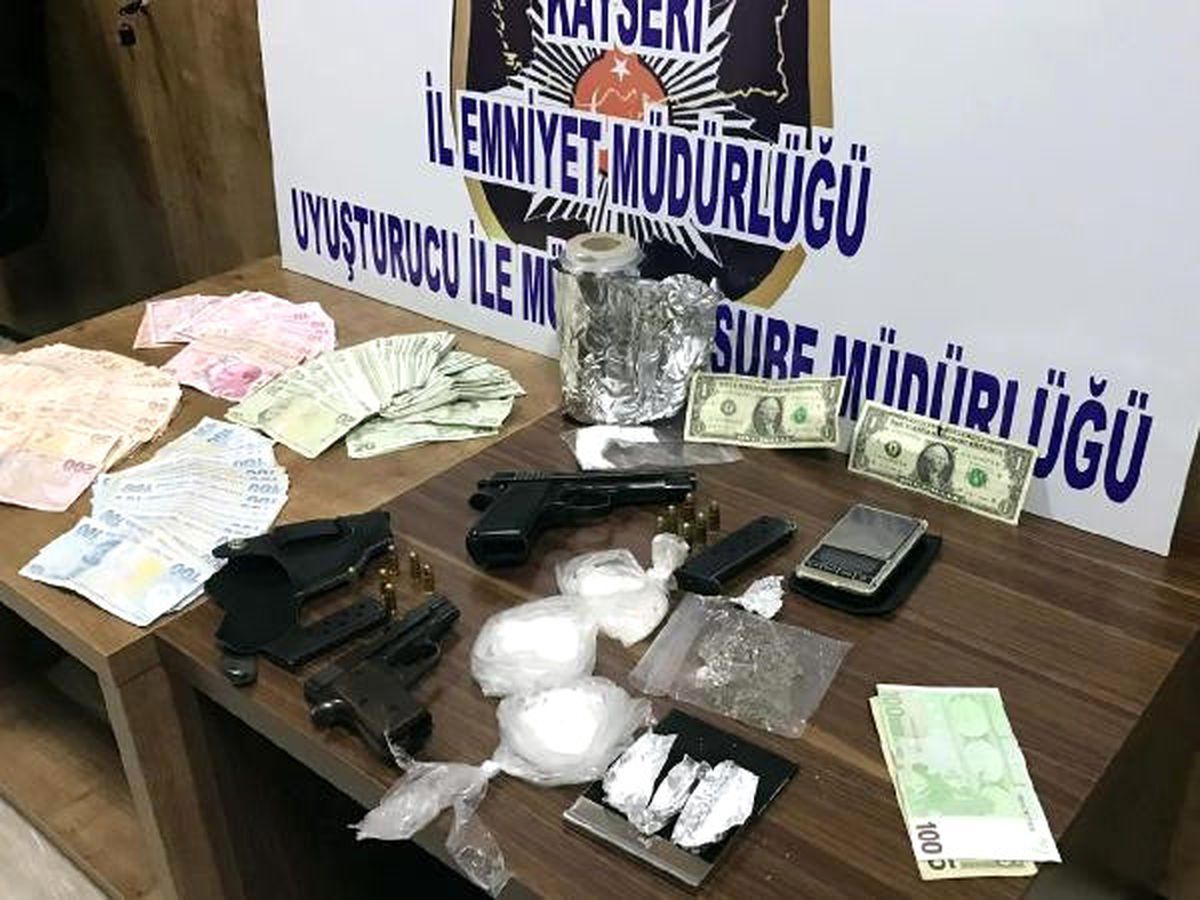 Uyuşturucu Operasyonunda F Serisi 1 Dolarlar Ele Geçirildi