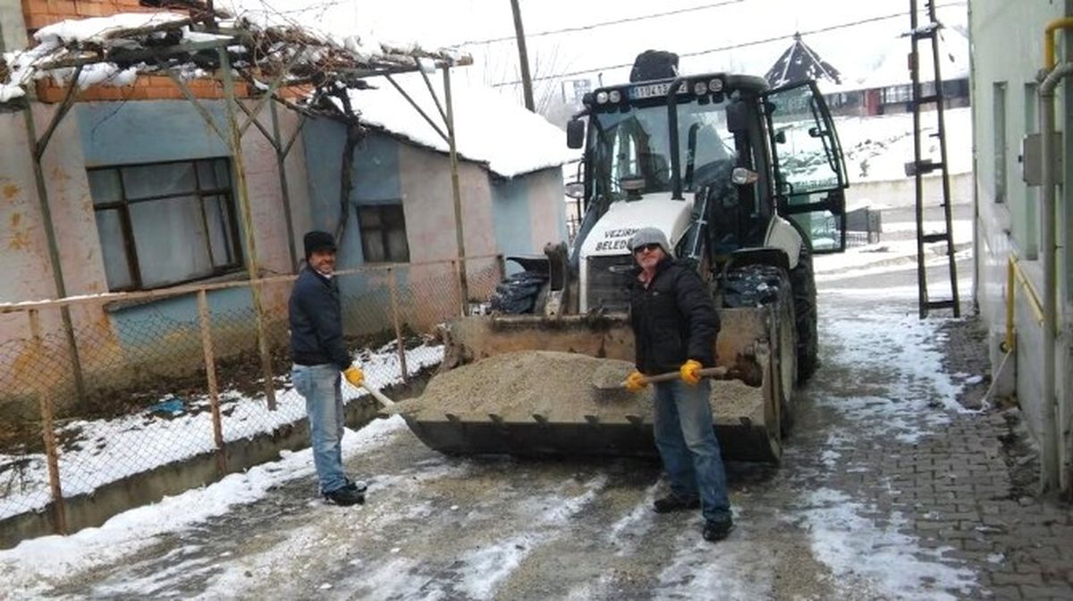 Vezirhan Beldesi\'nde Karla Mücadele Çalışmaları