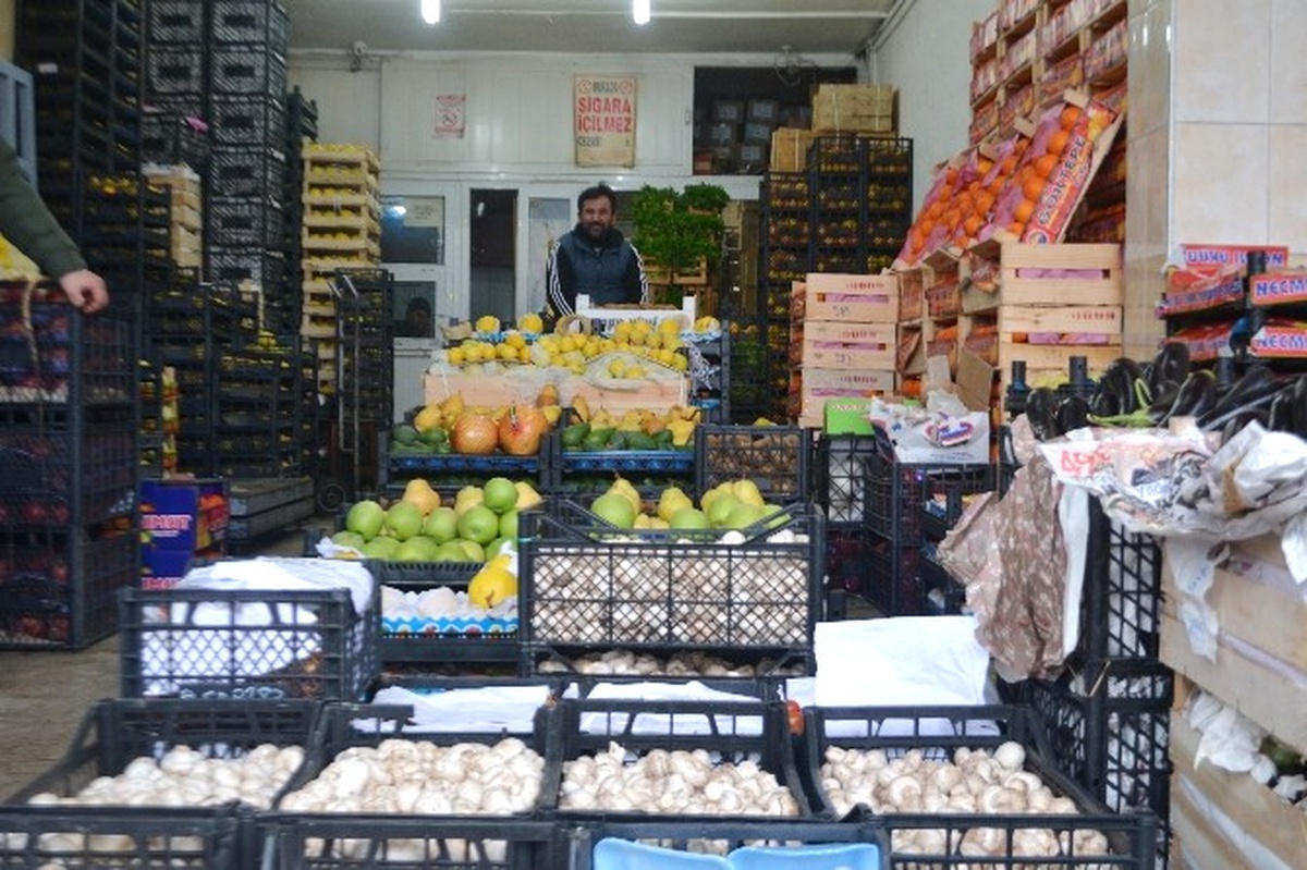 İstanbul\'da Pazar Kurulamadı, Sebze ve Meyve Halde Kaldı