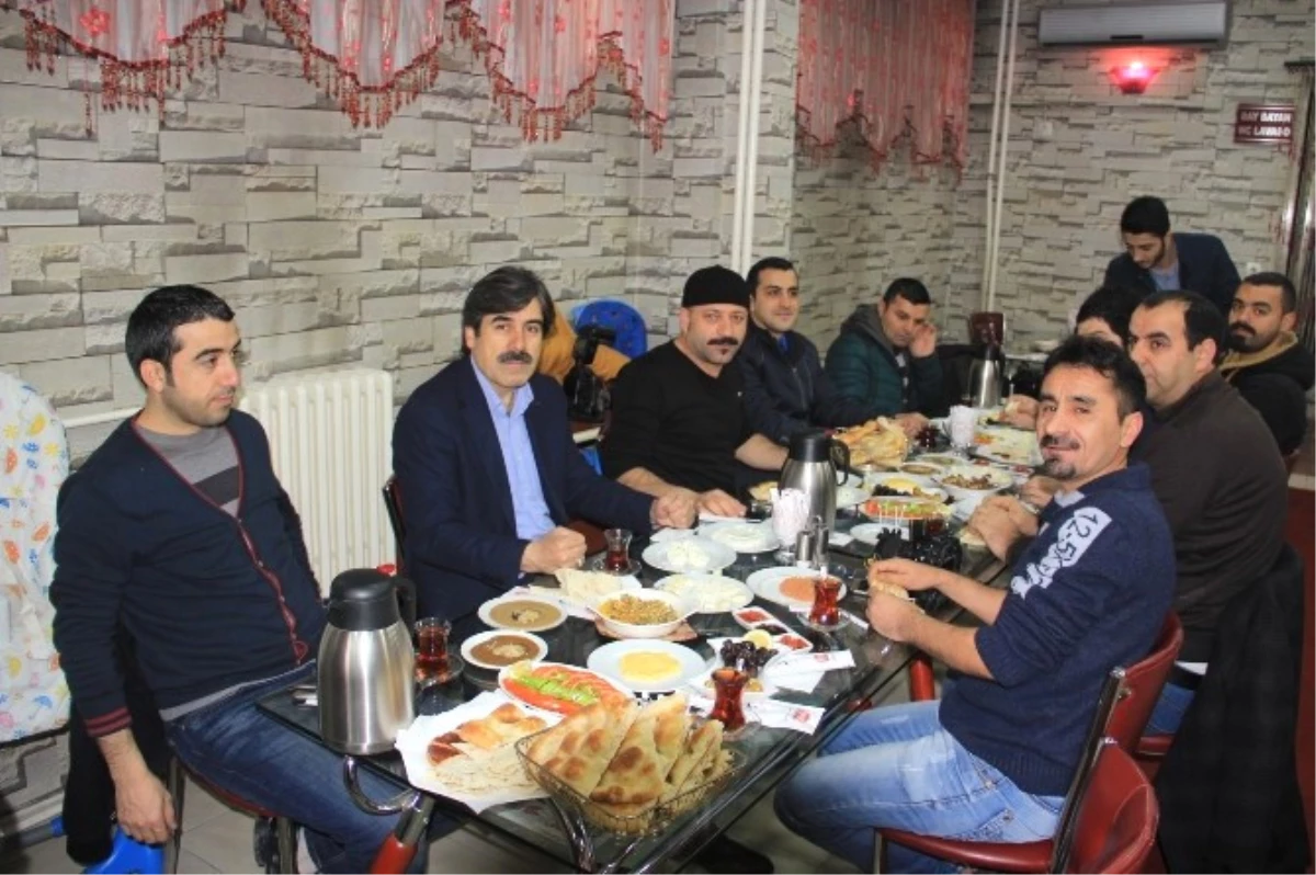 AK Parti\'den Gazetecilere Kahvaltı