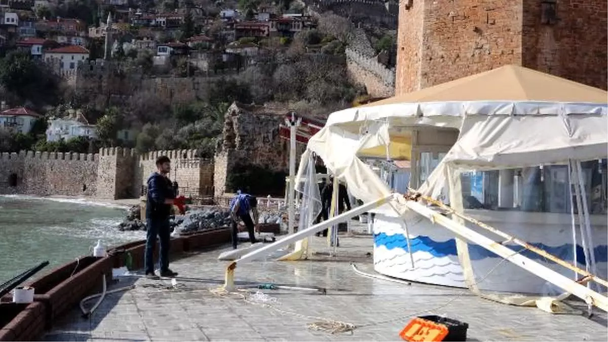 Alanya\'da Dev Dalgalar Restoranı Yıktı
