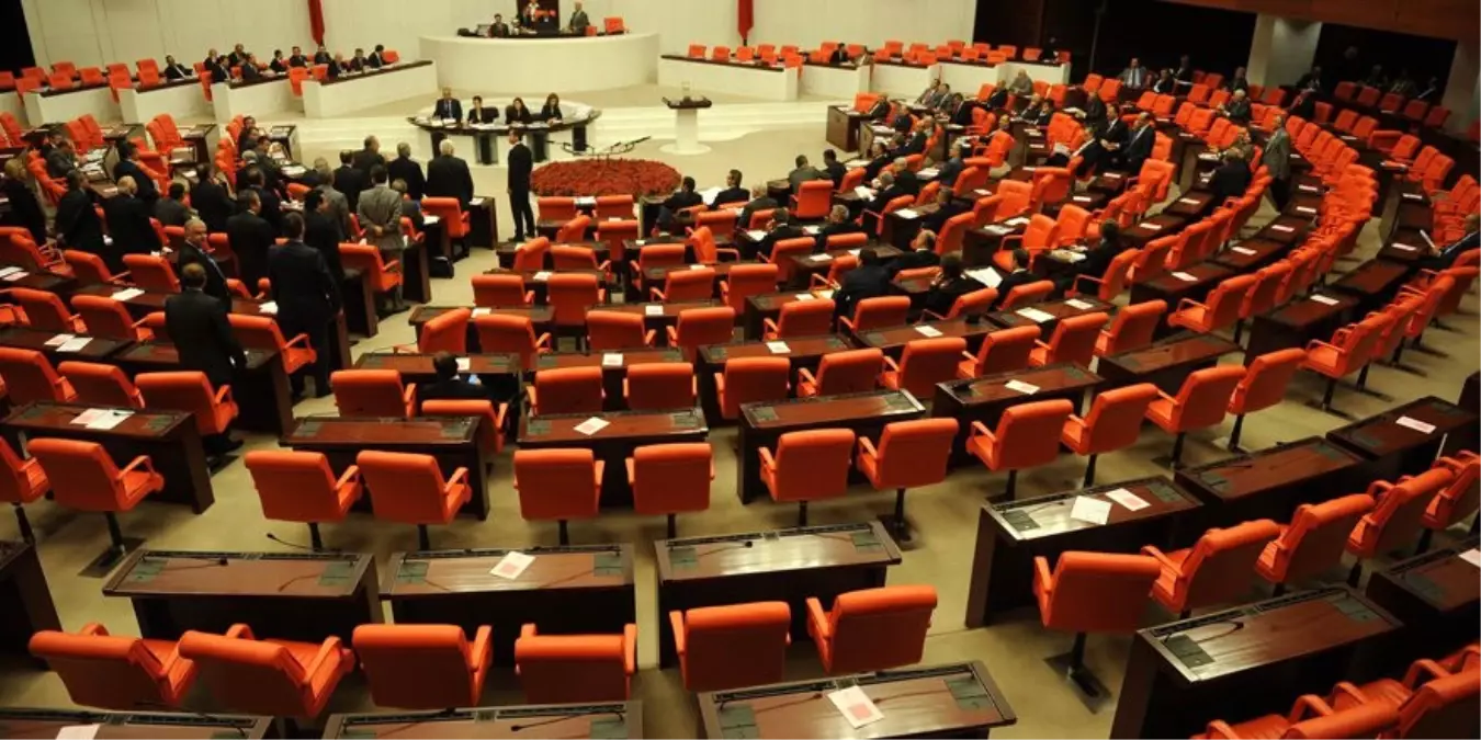 Anayasa Değişikliği Teklifi\'nin İlk 2 Maddesi TBMM\'de Kabul Edildi