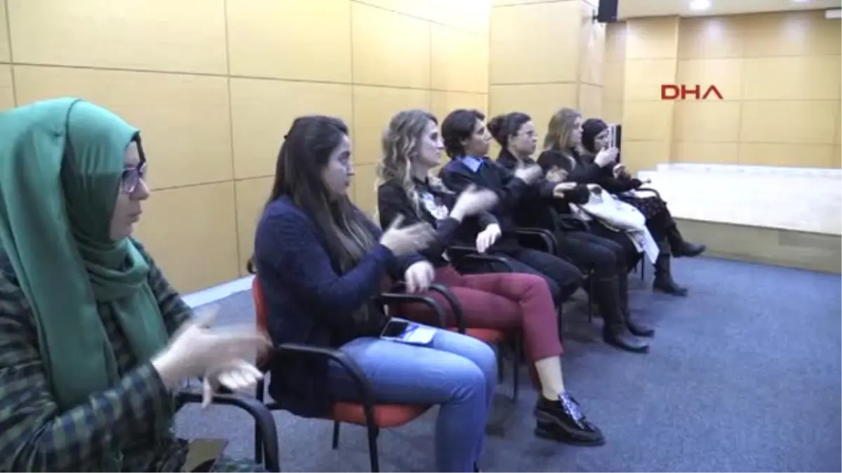 Antalya Belediye Personeli Işaret Diliyle Istiklal Marşı\'nı Okudu