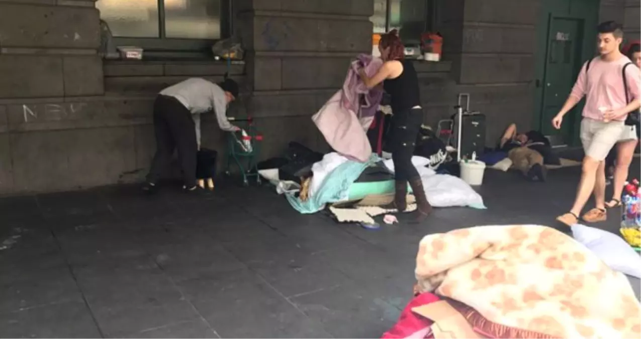 Avustralya\'daki Tenis Turnuvası Öncesi Evsizleri Bölgeden Çıkardılar