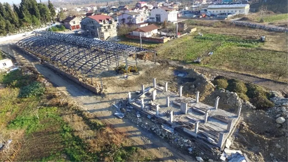 Başiskele\'de Semt Pazarlarının Yapımları Devam Ediyor