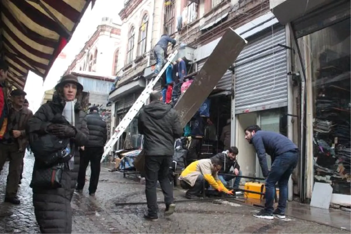 Beyazıt\'ta Tentenin Çökme Anı Kamerada