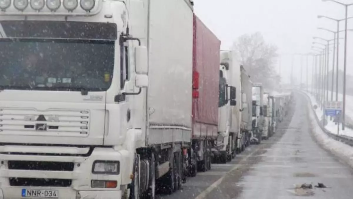 Bulgaristan\'daki Kar Kapıkule\'de 8 Kilometre Tır Kuyruğu Oluşturdu