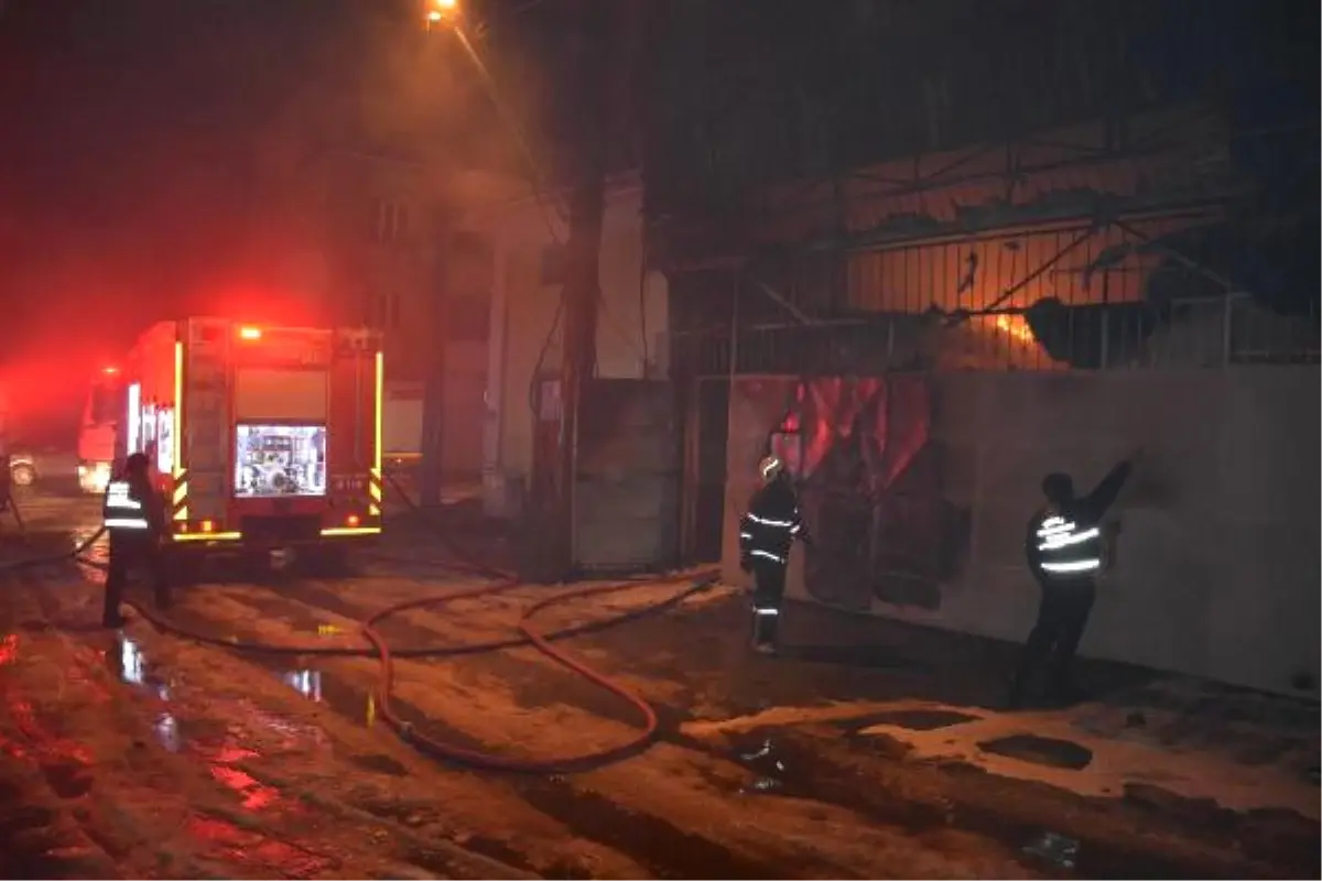 Bursa\'da Mobilya Atölyesi Yandı