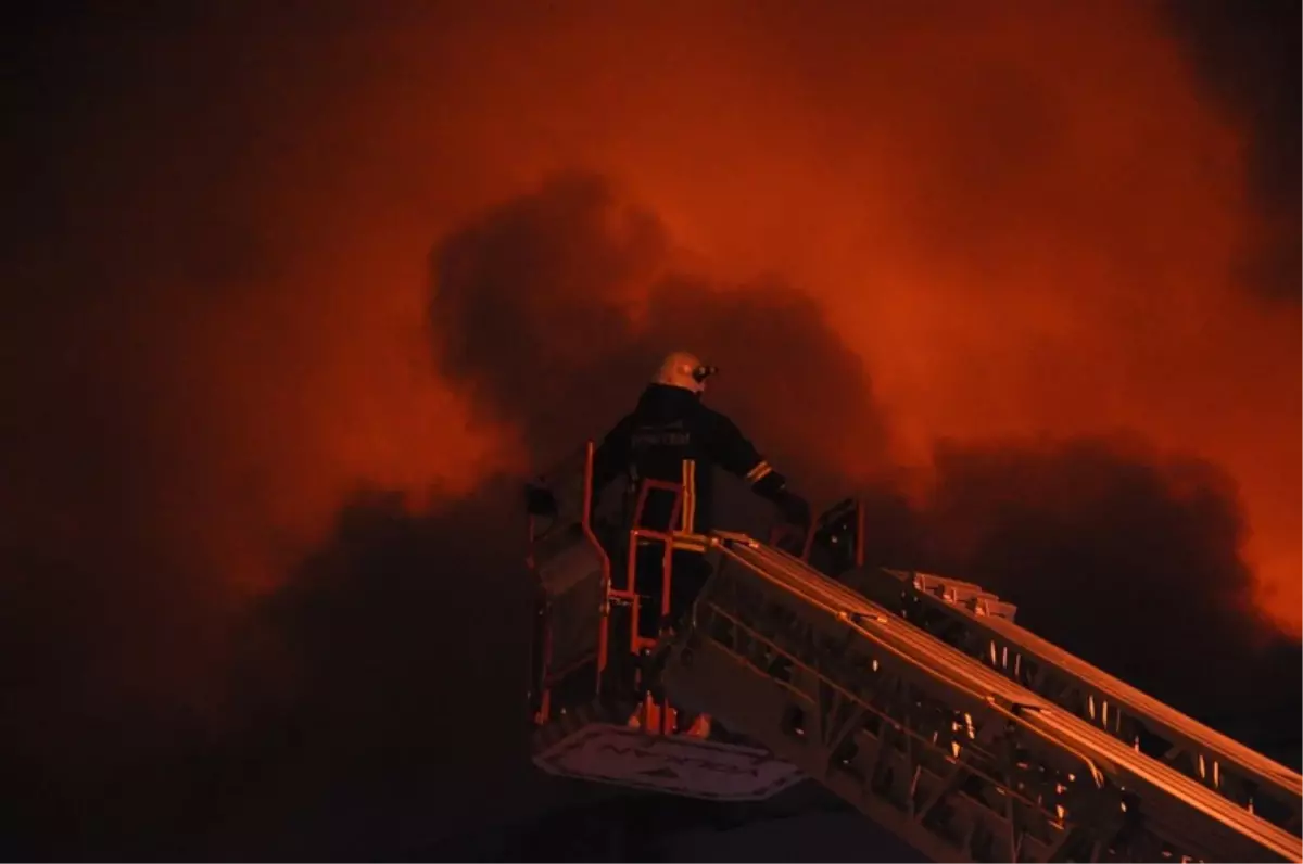 Bursa\'da Mobilya İmalathanesinde Yangın